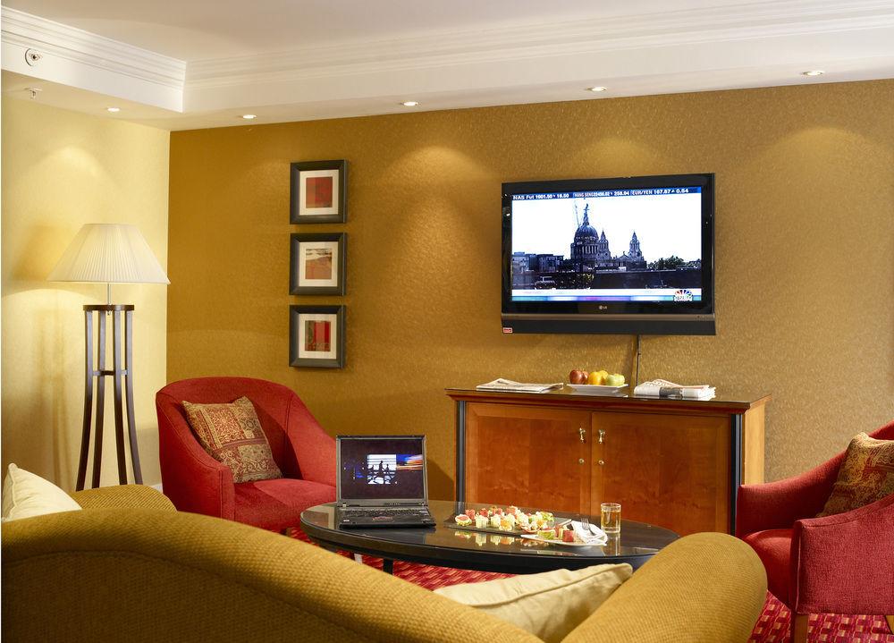 Delta Hotels By Marriott Heathrow Windsor Eksteriør billede