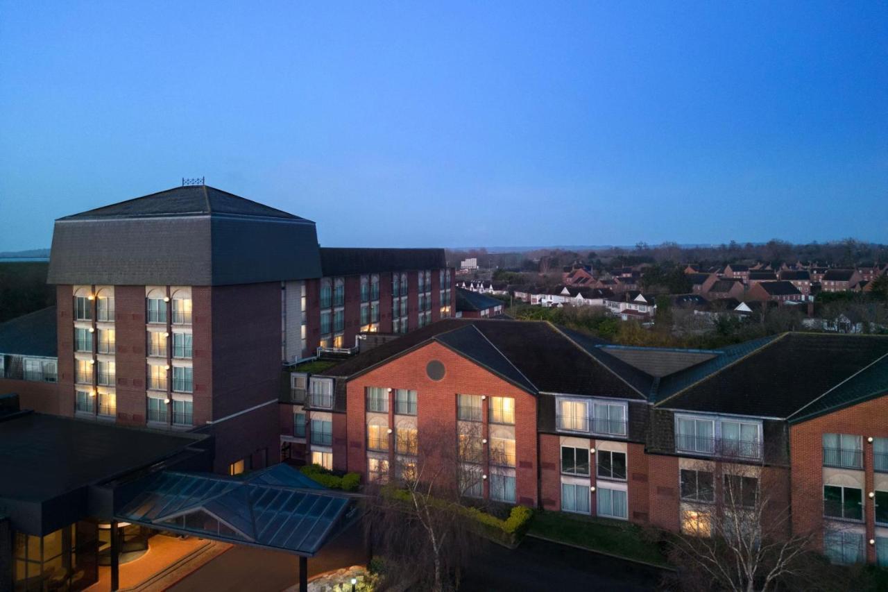 Delta Hotels By Marriott Heathrow Windsor Eksteriør billede