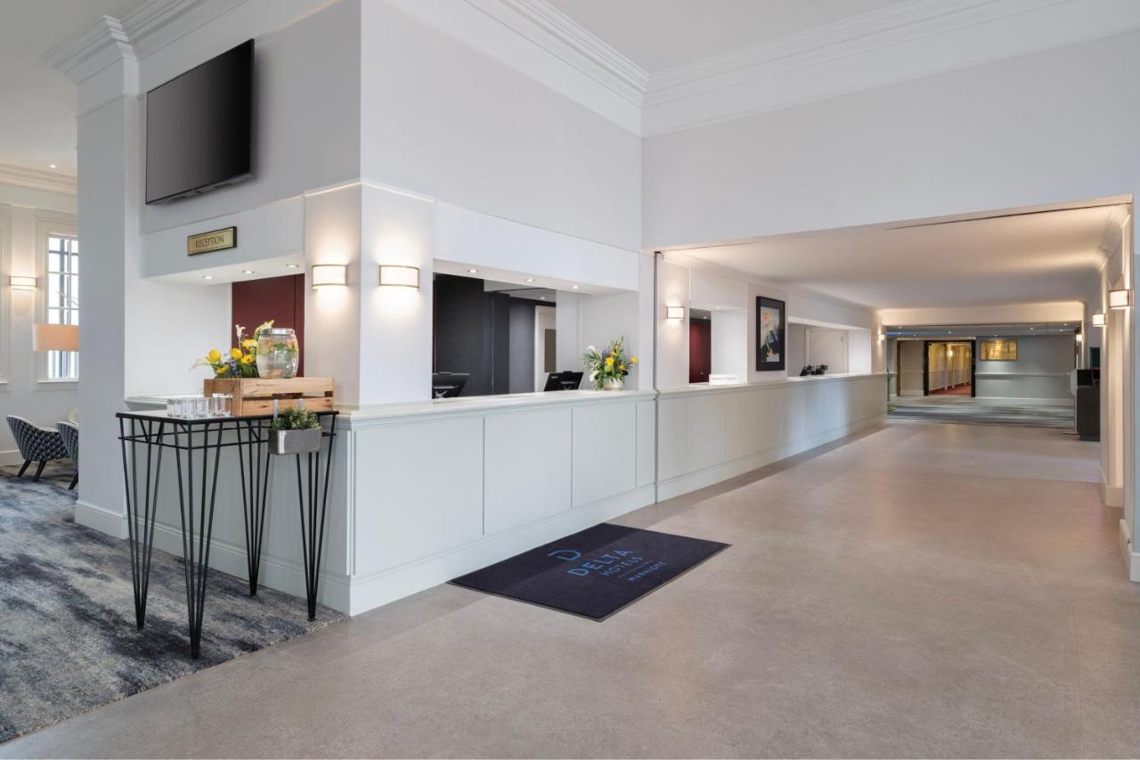 Delta Hotels By Marriott Heathrow Windsor Eksteriør billede