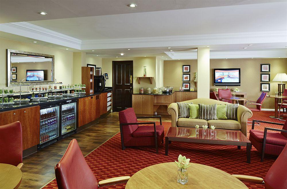 Delta Hotels By Marriott Heathrow Windsor Eksteriør billede