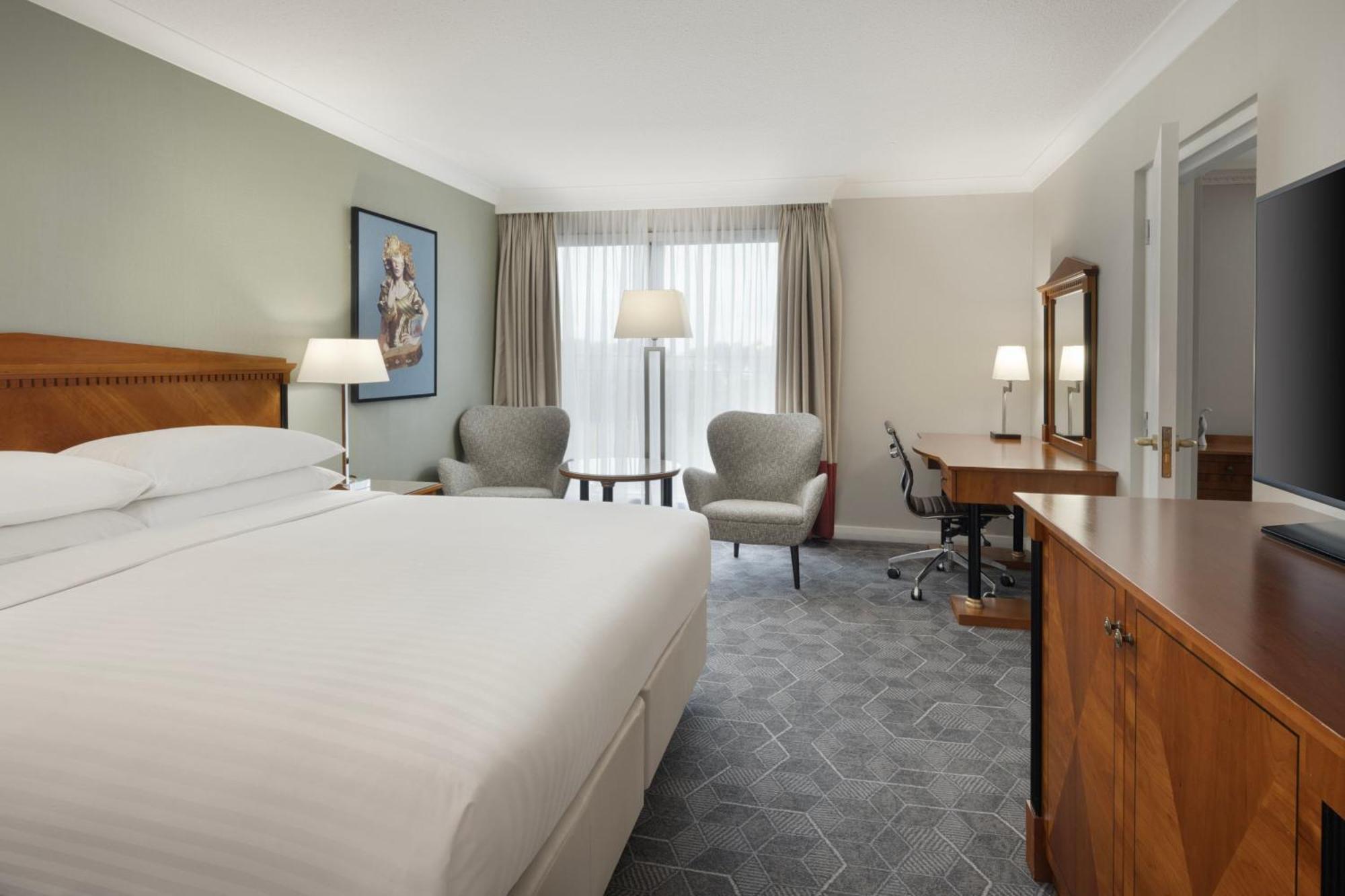 Delta Hotels By Marriott Heathrow Windsor Eksteriør billede
