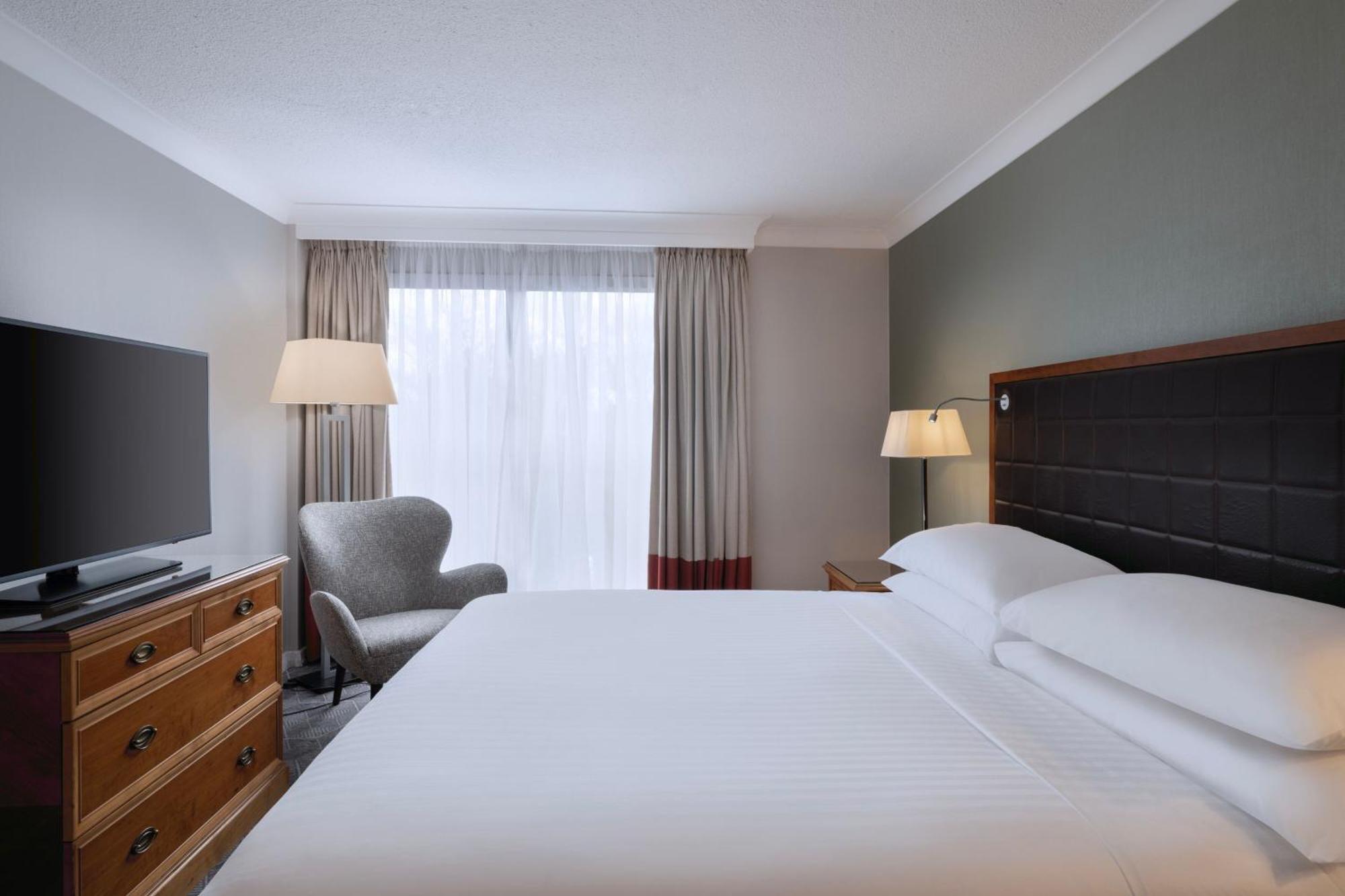 Delta Hotels By Marriott Heathrow Windsor Eksteriør billede