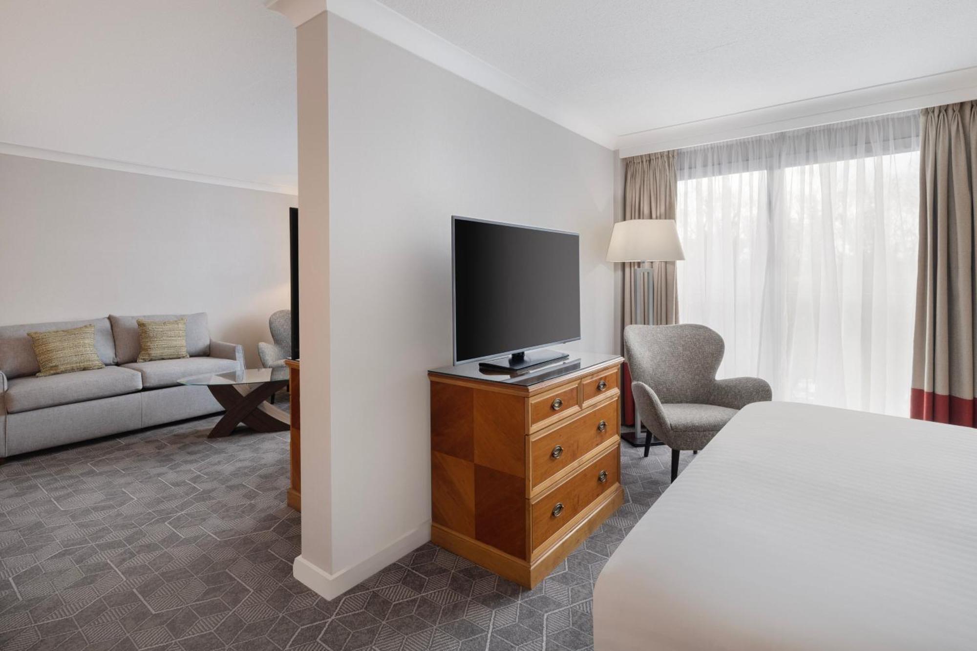 Delta Hotels By Marriott Heathrow Windsor Eksteriør billede