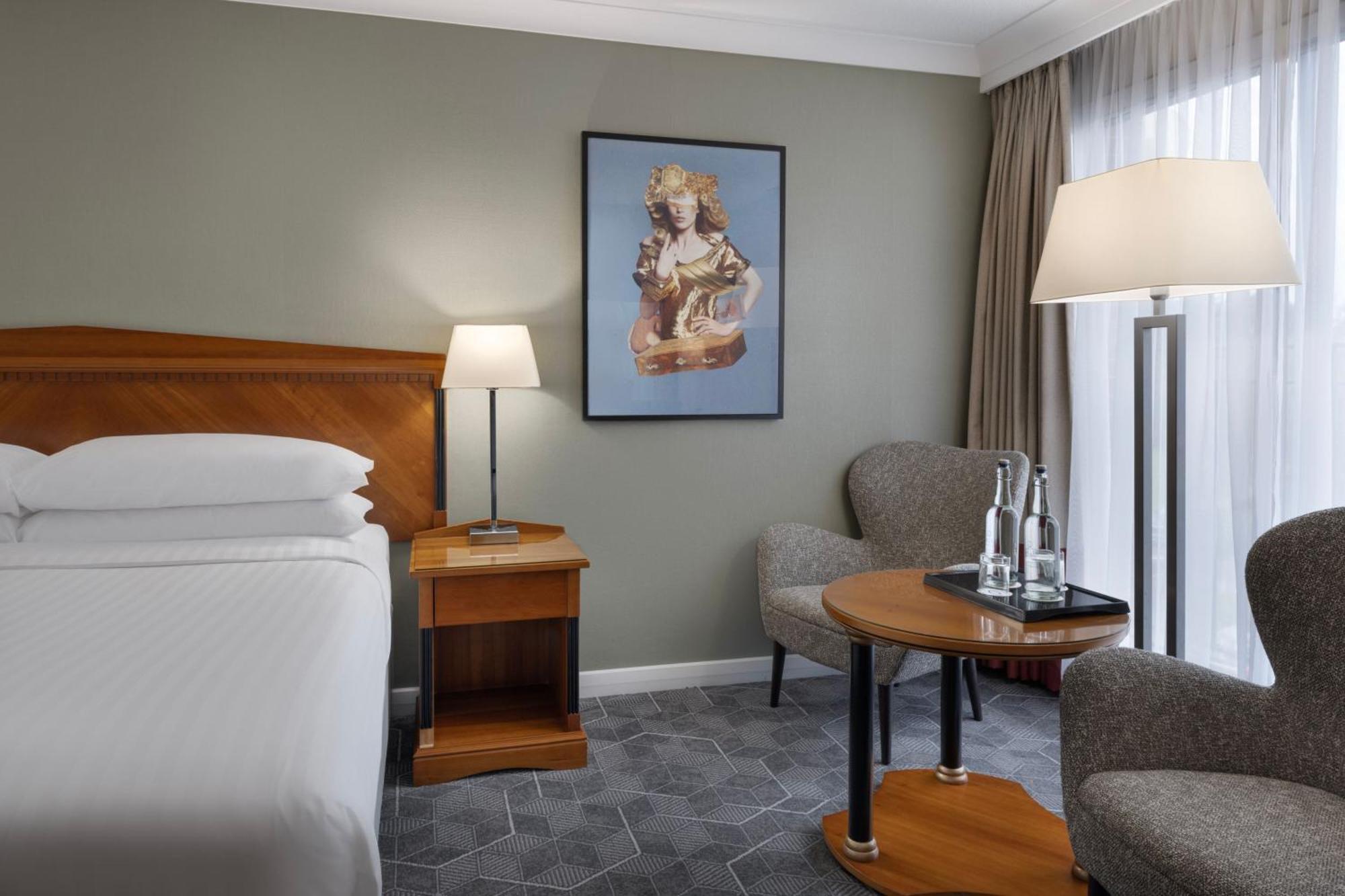 Delta Hotels By Marriott Heathrow Windsor Eksteriør billede