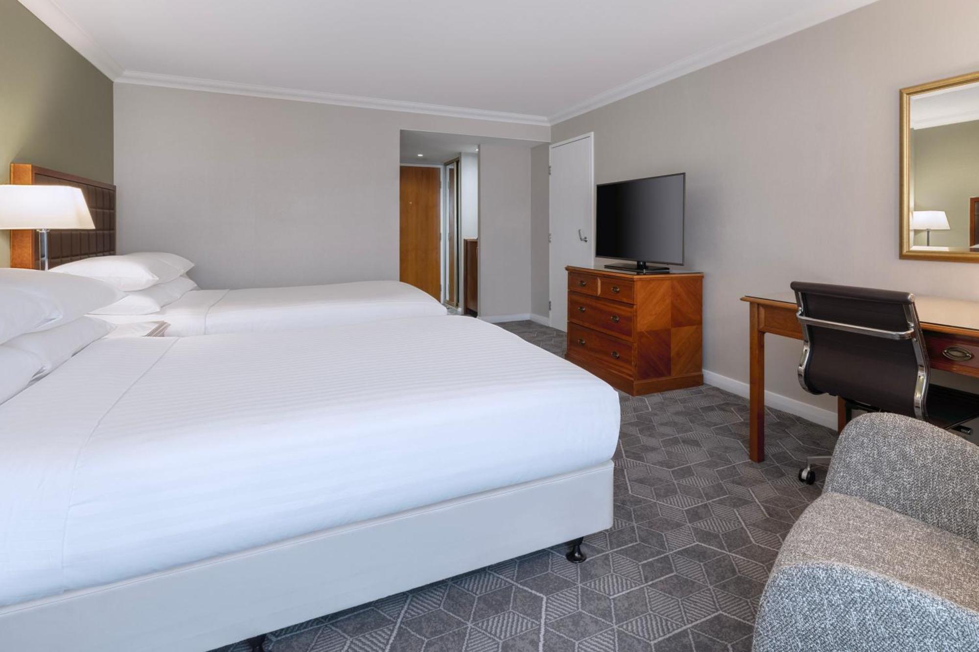 Delta Hotels By Marriott Heathrow Windsor Eksteriør billede