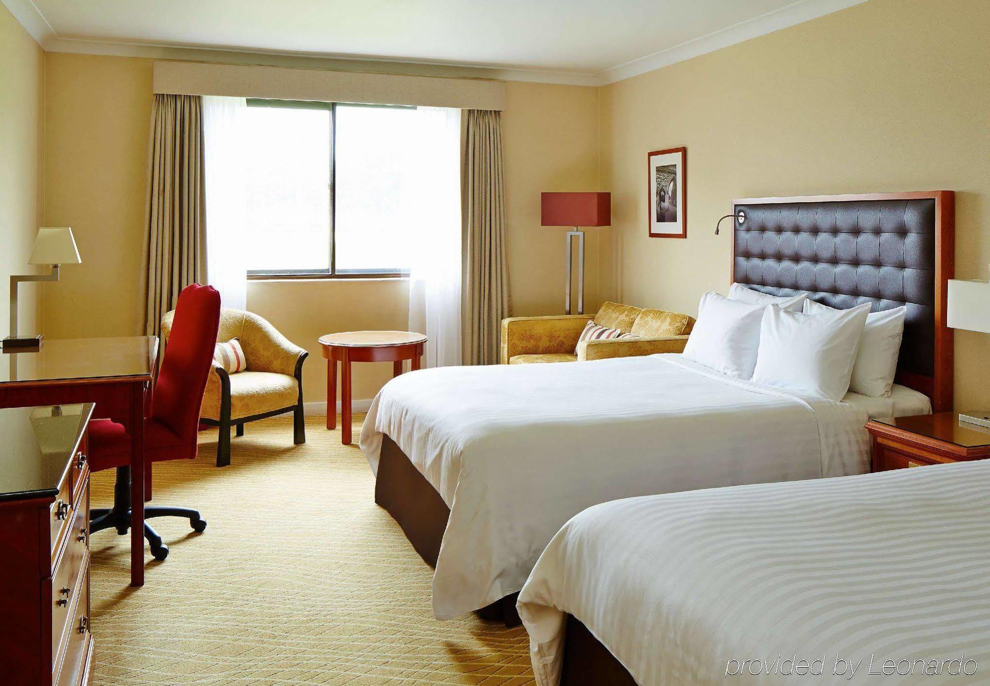 Delta Hotels By Marriott Heathrow Windsor Eksteriør billede